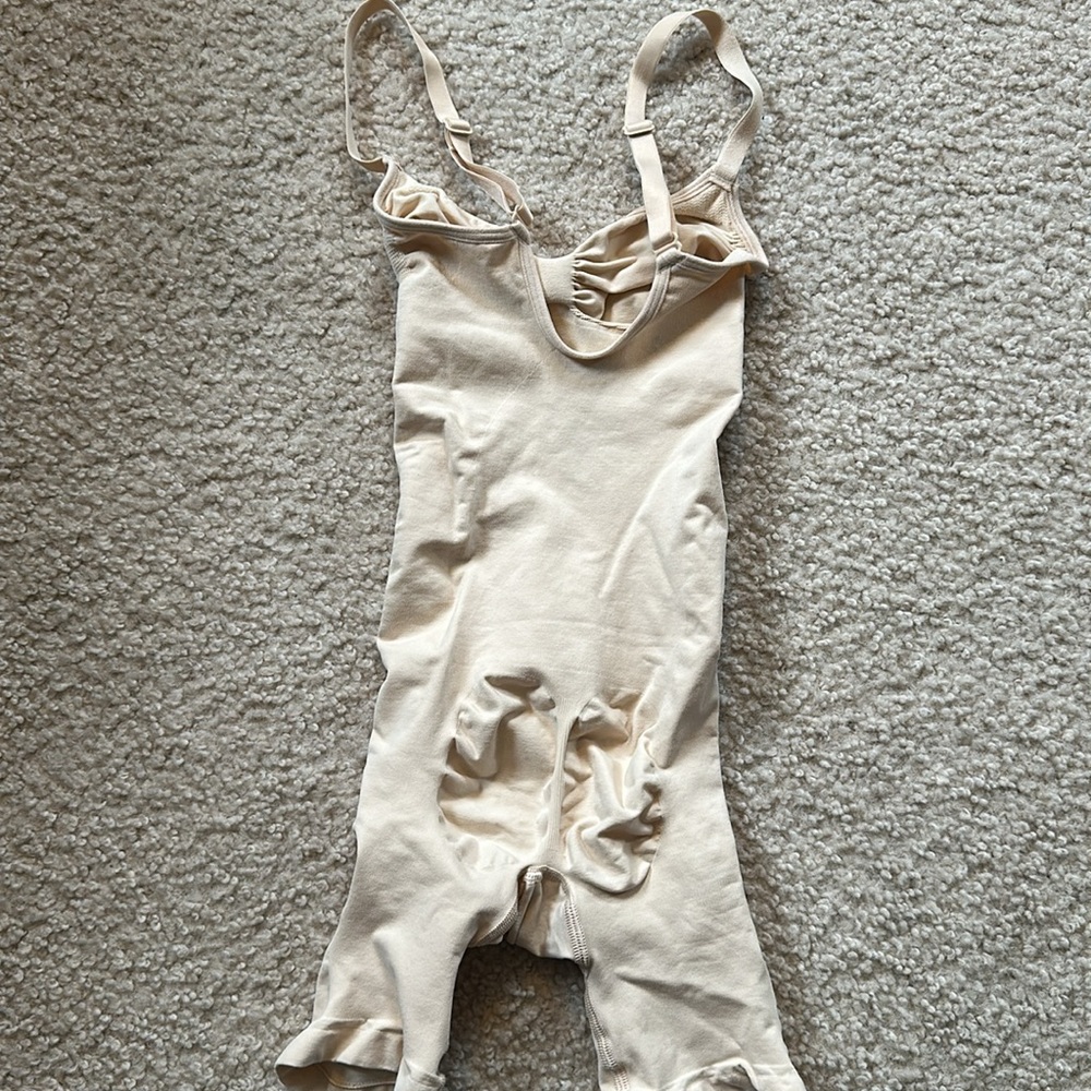 Skims seamless sculpt mid thigh bodysuit - Picture 4 of 4